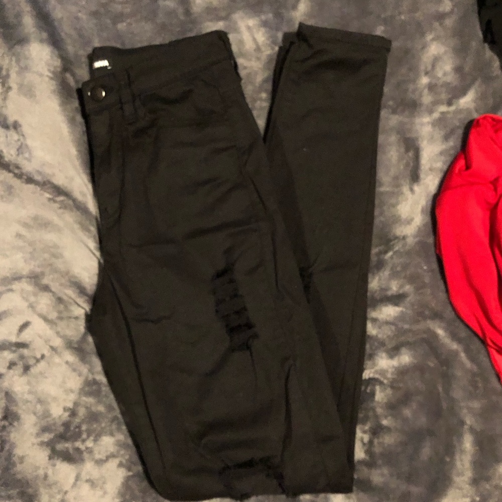Fashion Nova Jeans ( Distressed )